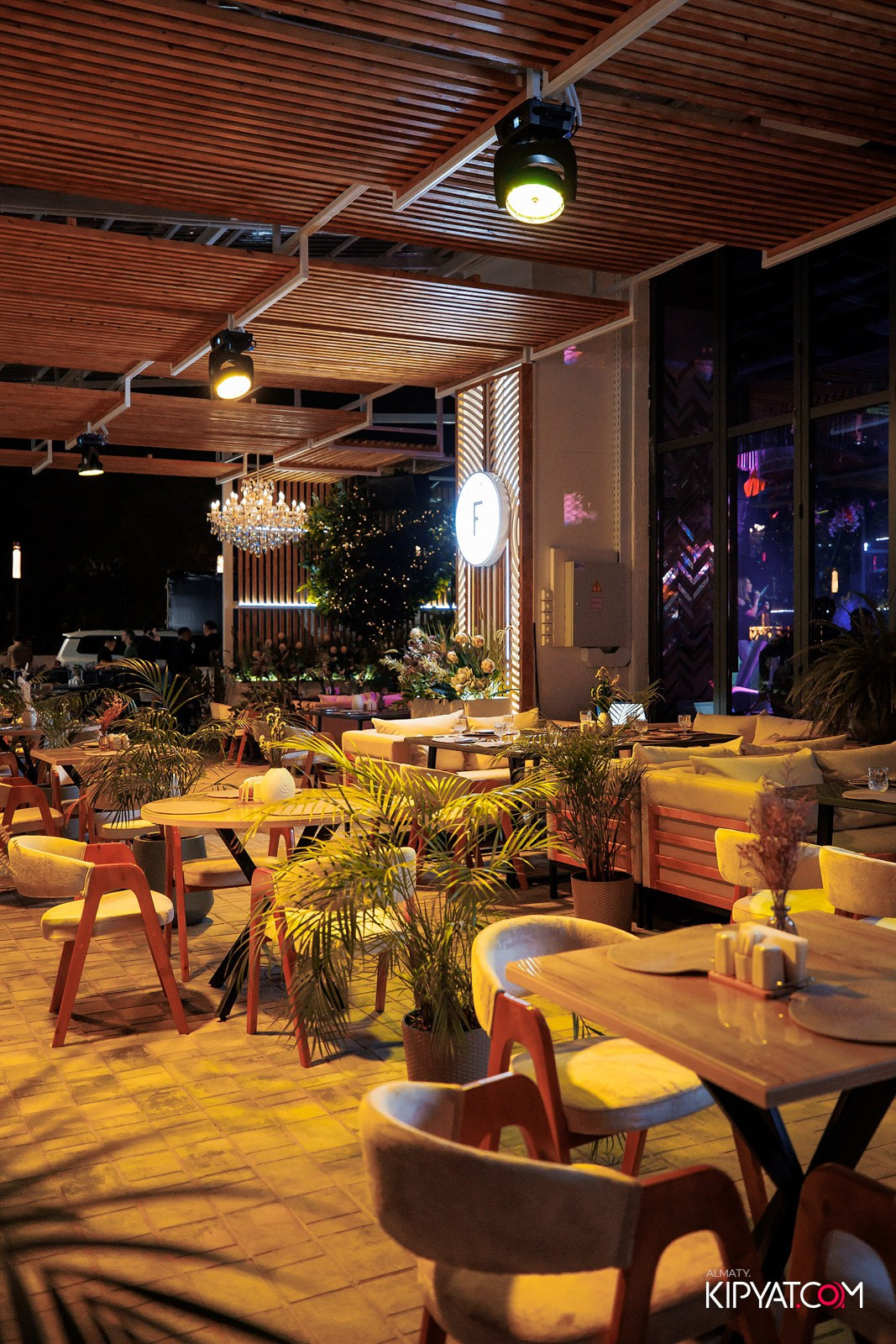 FRIENDS BAR & TERRACE. КИПЯТКОМ АЛМАТЫ!