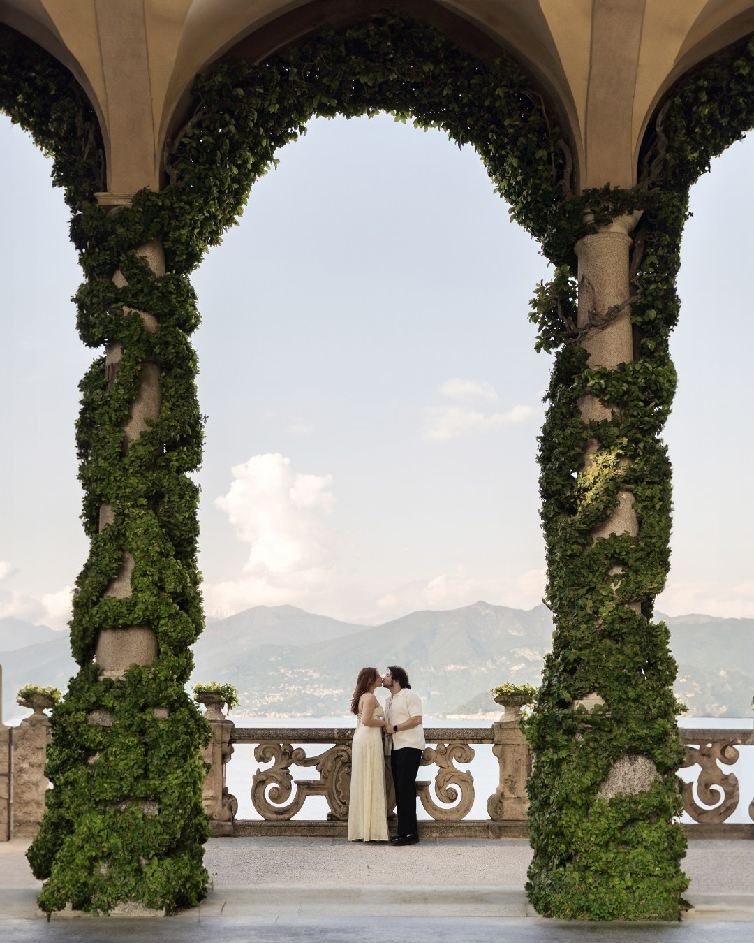 Villa del Balbianello proposal photo, couple under the arches