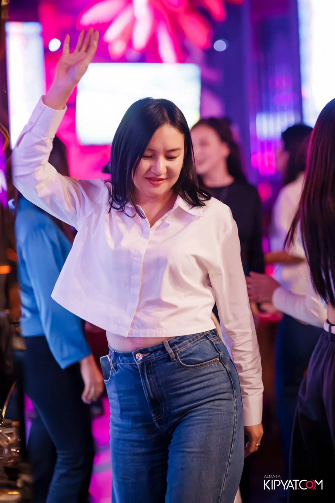 БАР ПАНАЕХАЛИ НА ТОЛЕ БИ. КИПЯТКОМ АЛМАТЫ!