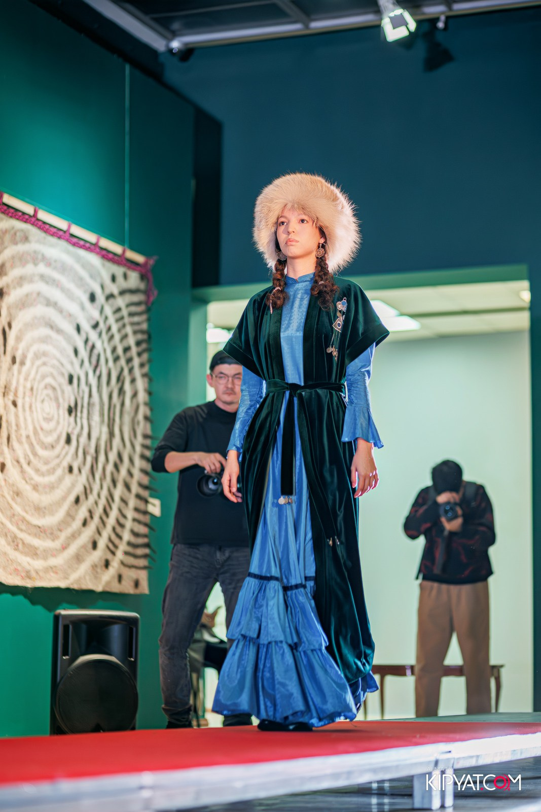 FASHION ПОКАЗ, КАЗАХСКОЙ НАЦИОНАЛЬНОЙ ОДЕЖДЫ. КИПЯТКОМ АЛМАТЫ!