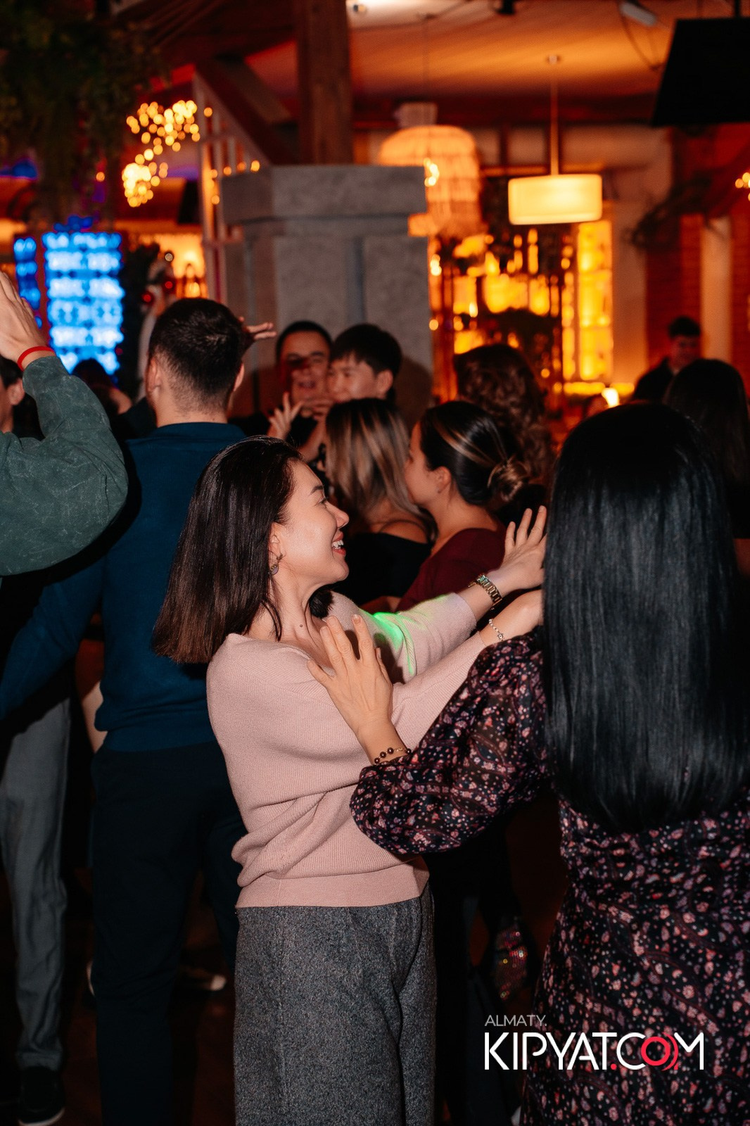 ГРУЗИНСКИЙ ДВОР НА КАБАНБАЙ БАТЫРА. КИПЯТКОМ АЛМАТЫ!