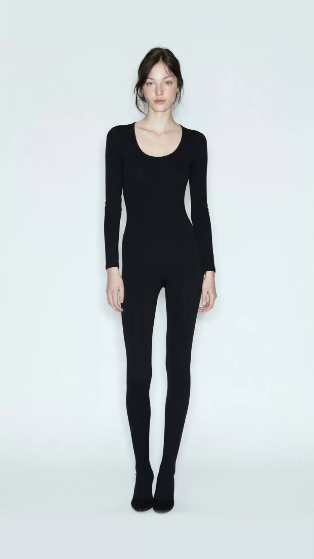 AI. Я Саша, креативный продюсер и арт-директор из Москвы. Придумываю, собираю и запускаю визуальные проекты