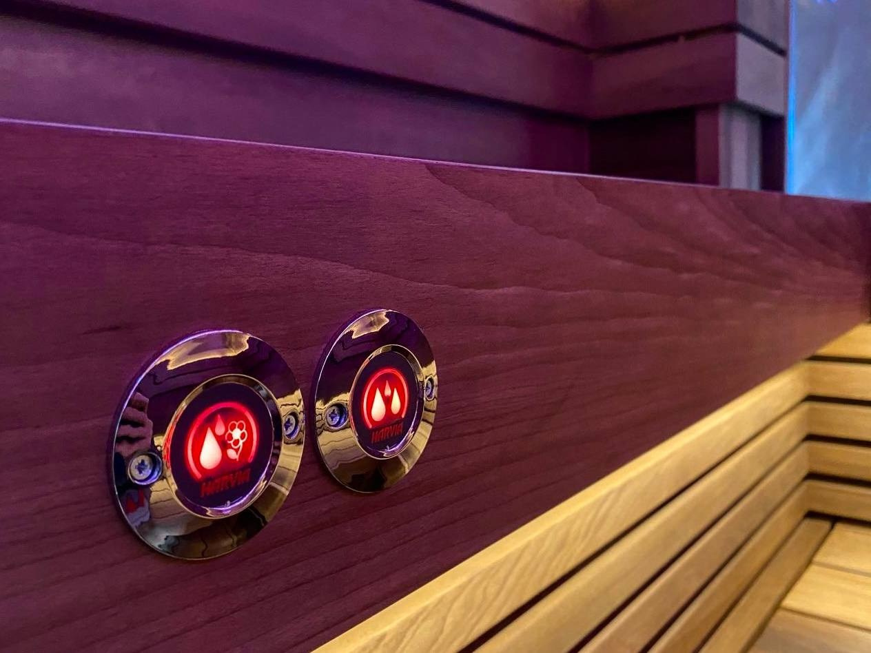 Парная «Цвет настроения» в Семкино: термоольха, солевые линии с RGB, можжевельник с оптоволокном и автоподача воды — пар без компромиссов. SaunaTopMasters