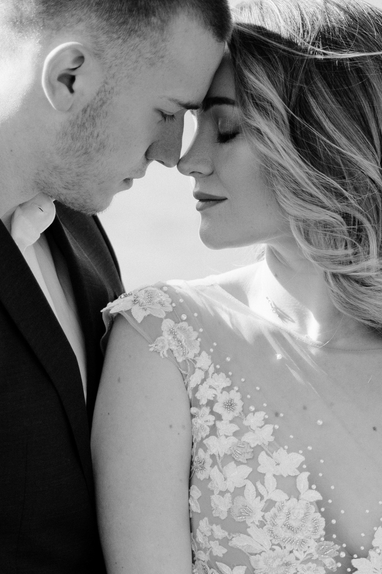 Свадебная прогулка у моря. Жить в кадре, а не позировать!