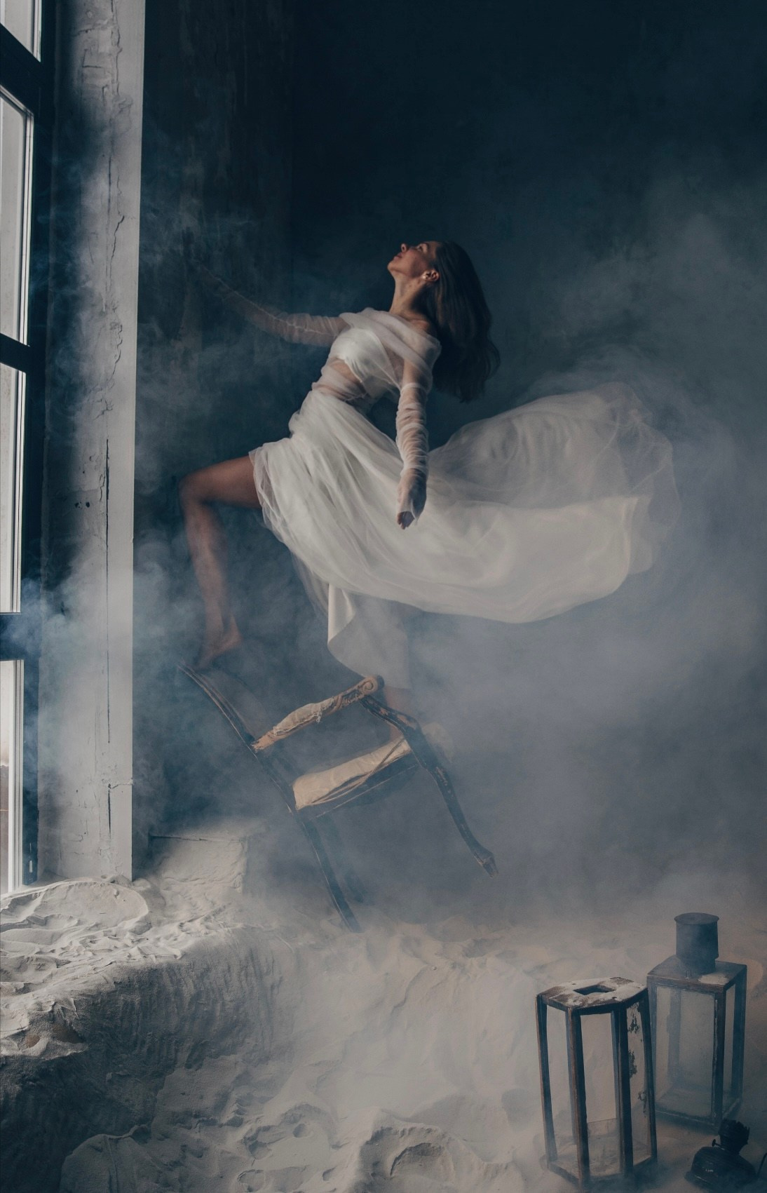 девушка на стуле у окна со шлейфом 