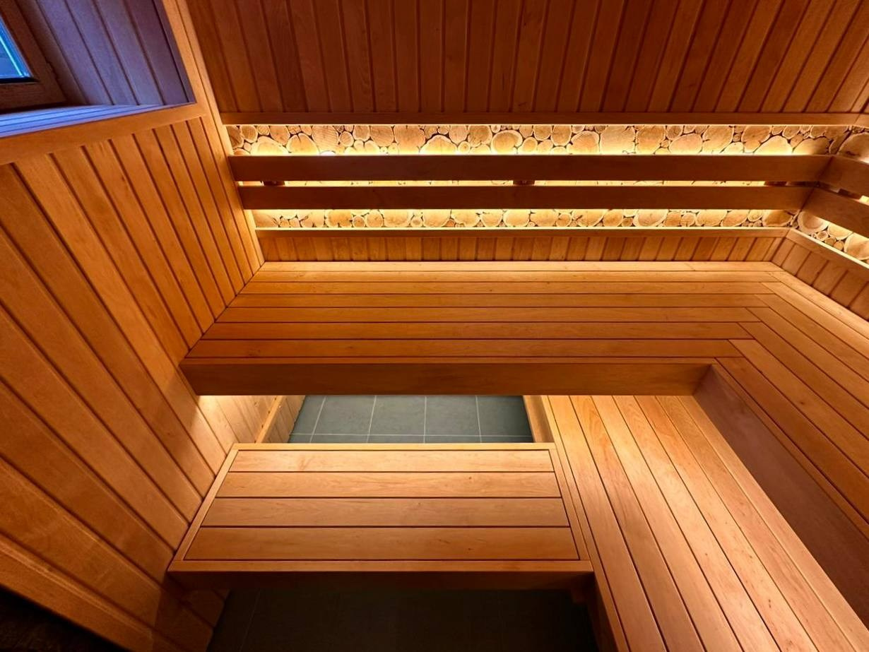 Сауна в Киссолово на 100% выполнена из ольхи. За подспинником красуется можжевельник, а отапливает эту красоту Harvia Cilindro. SaunaTopMasters