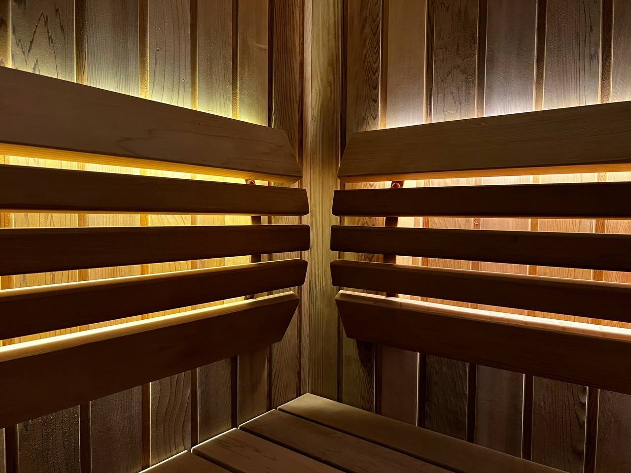 Полностью обновленная парная в Стрельцово с добавлением таких ништяков, как ночное звездное небо, второе дыхание и даже настоящее дерево!. SaunaTopMasters