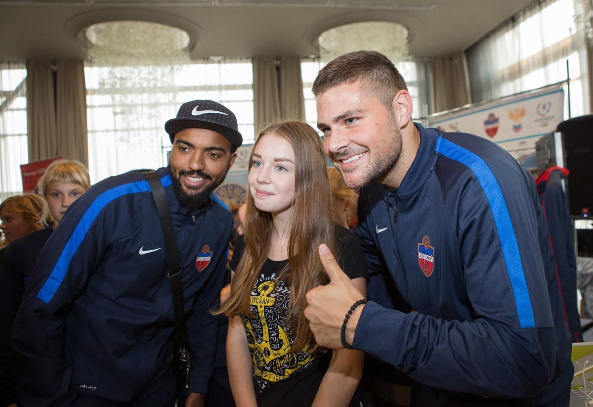 Аренда прокат фотобудки в Красноярске фотозона на мероприятие Свадьбу праздник День рождения выпускной корпоратив фотокабина цена стоимость заказать забронировать описание услуги ведущий тамада моментальная печать фотографий спортивное соревнование кумир звезда