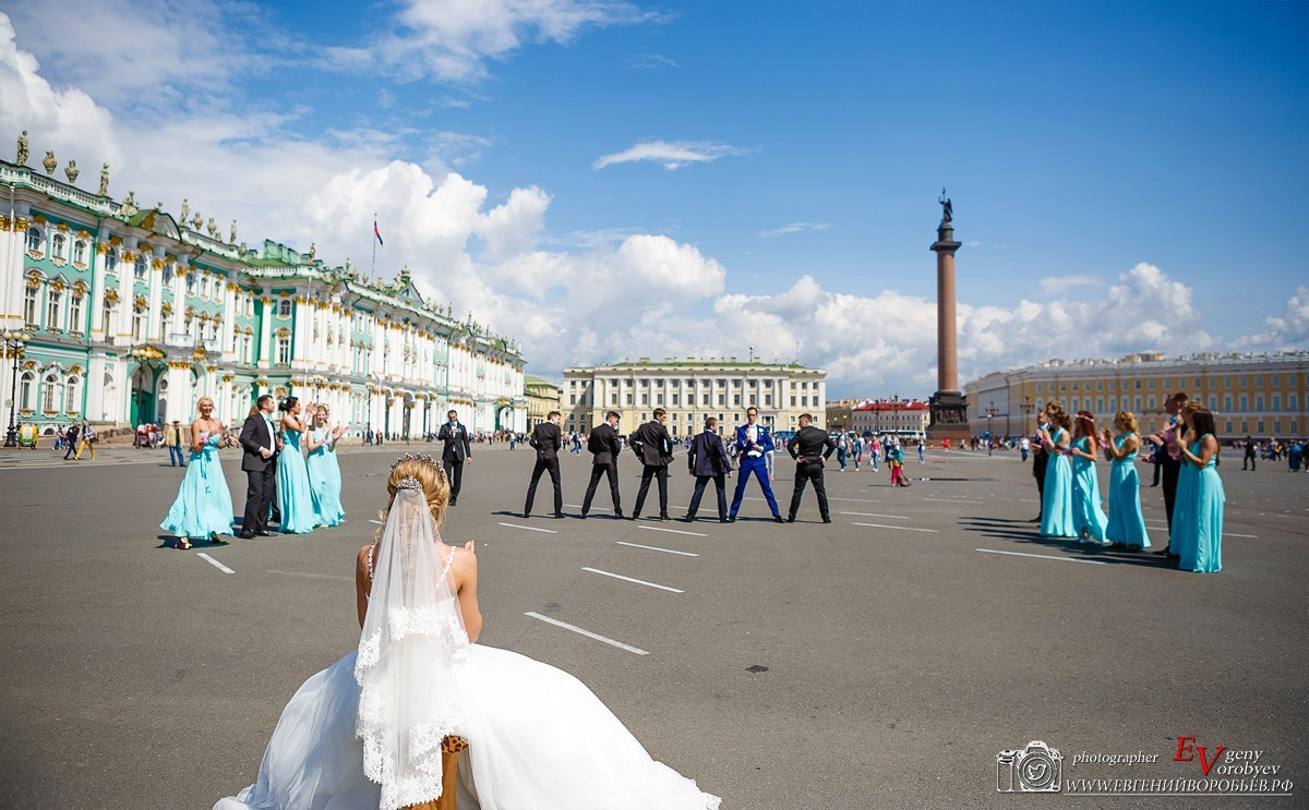 свадебная фотосессия свадебный фотограф  репортаж Красноярск цена заказать забронировать фотосъёмка фото репортаж свадебный танец  дворцовая площадь Санкт-Петербурга идея место пример фото позы образ для свадебной фотопрогулки ведущий на свадьбу тамада визажист макияж прическа невесты свадебное платье костюм жениха стилист  