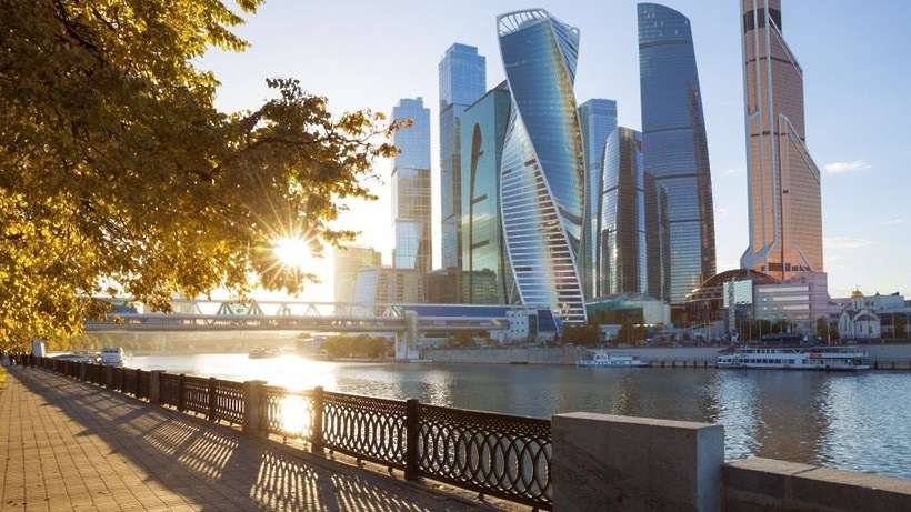 Фотосъёмка на мосту — архитектурные детали и вид на речные просторы