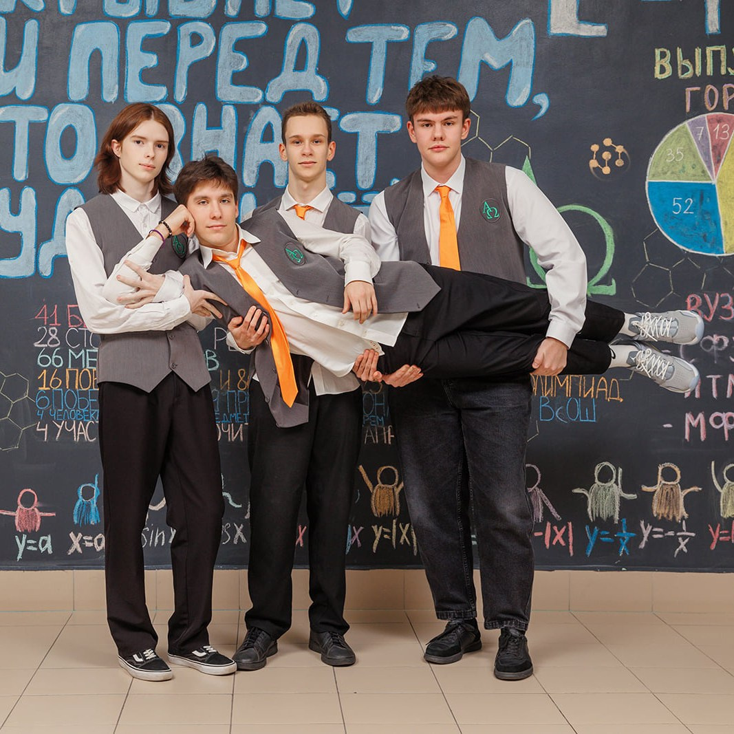 Выпускные альбомы для 9 класса: съёмка в школе и на улице. СИГМА | Студия выпускных альбомов Красноярск