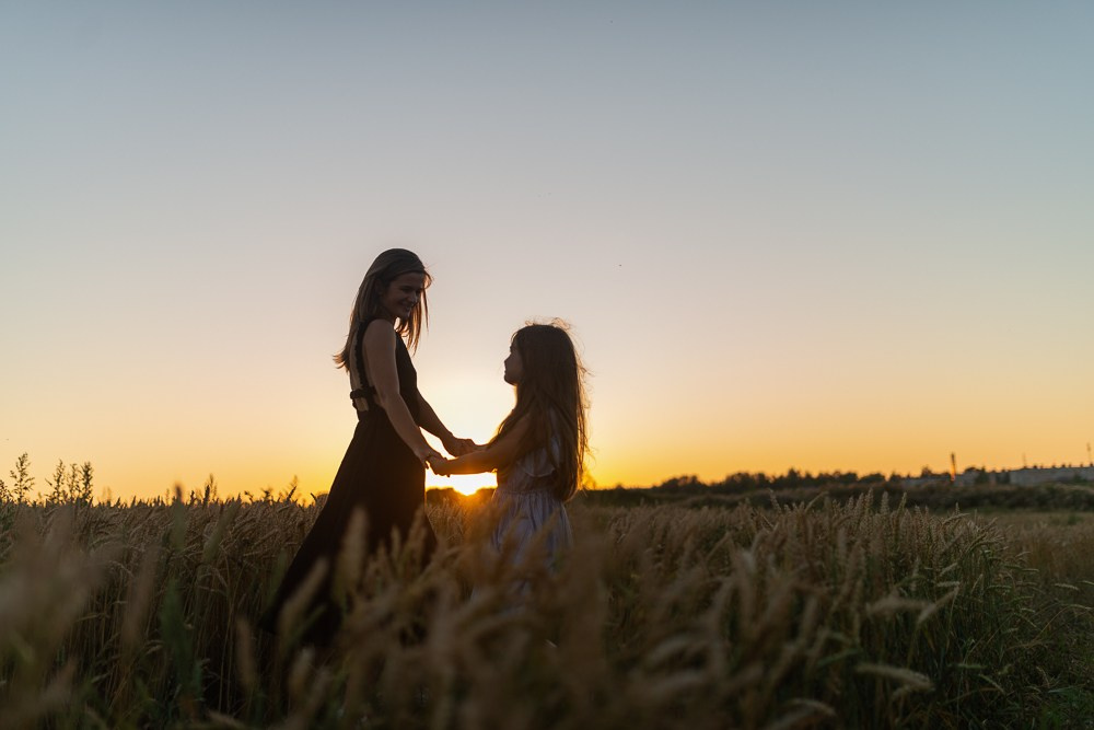Поле, закат и наши улыбки. Фотограф Мария Ковкова