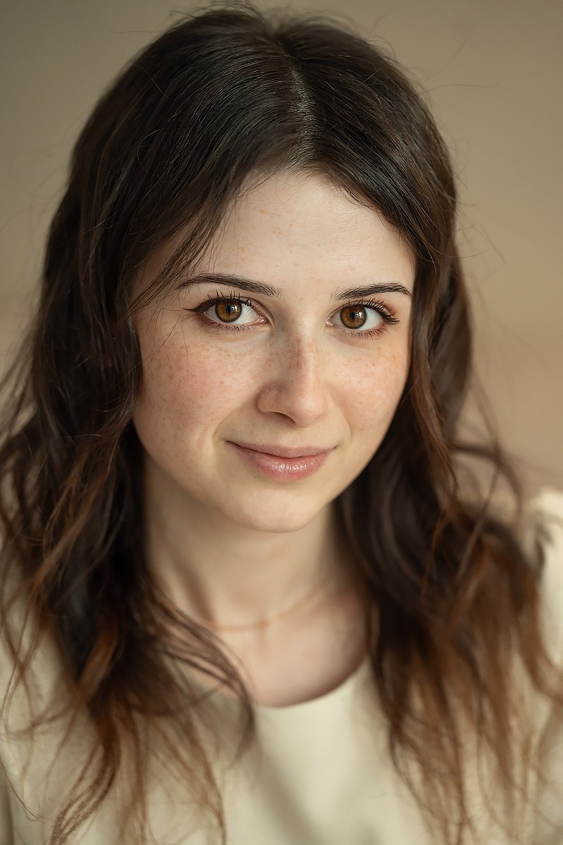 Близкий женский портрет