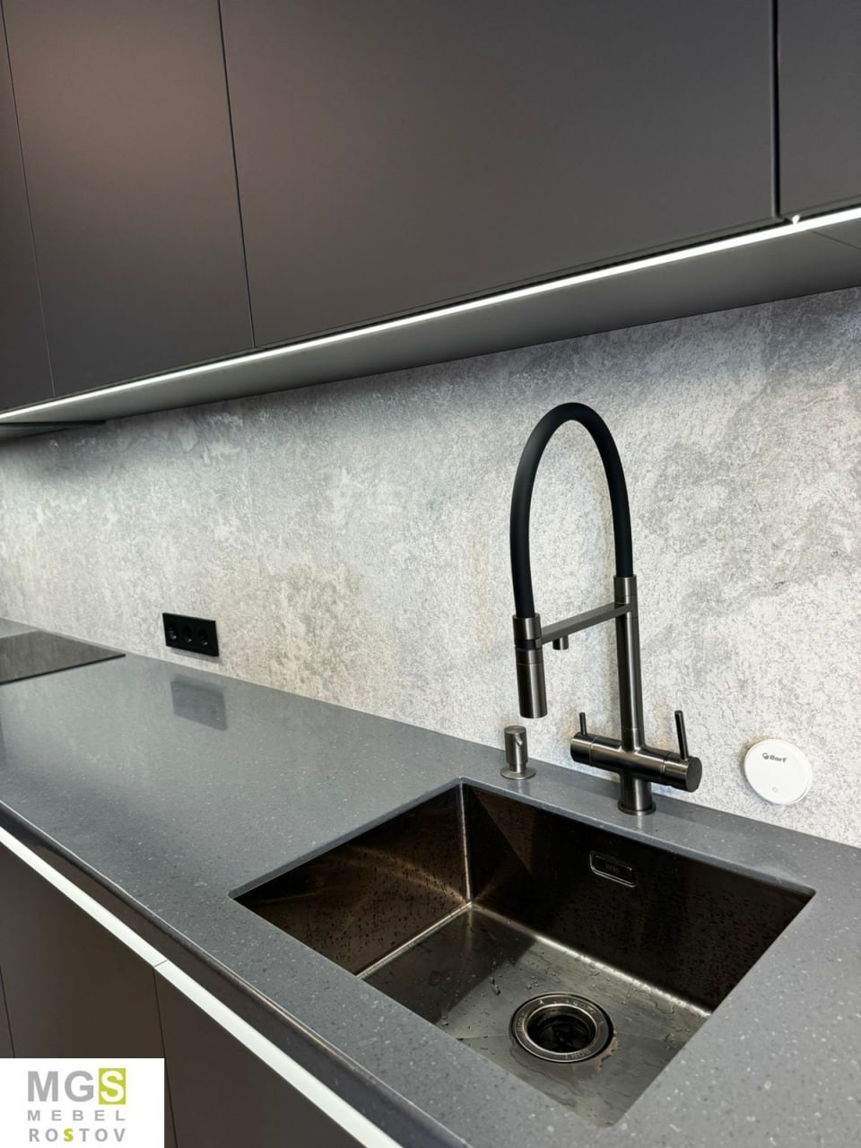 Темная кухонная мойка МГС мебель