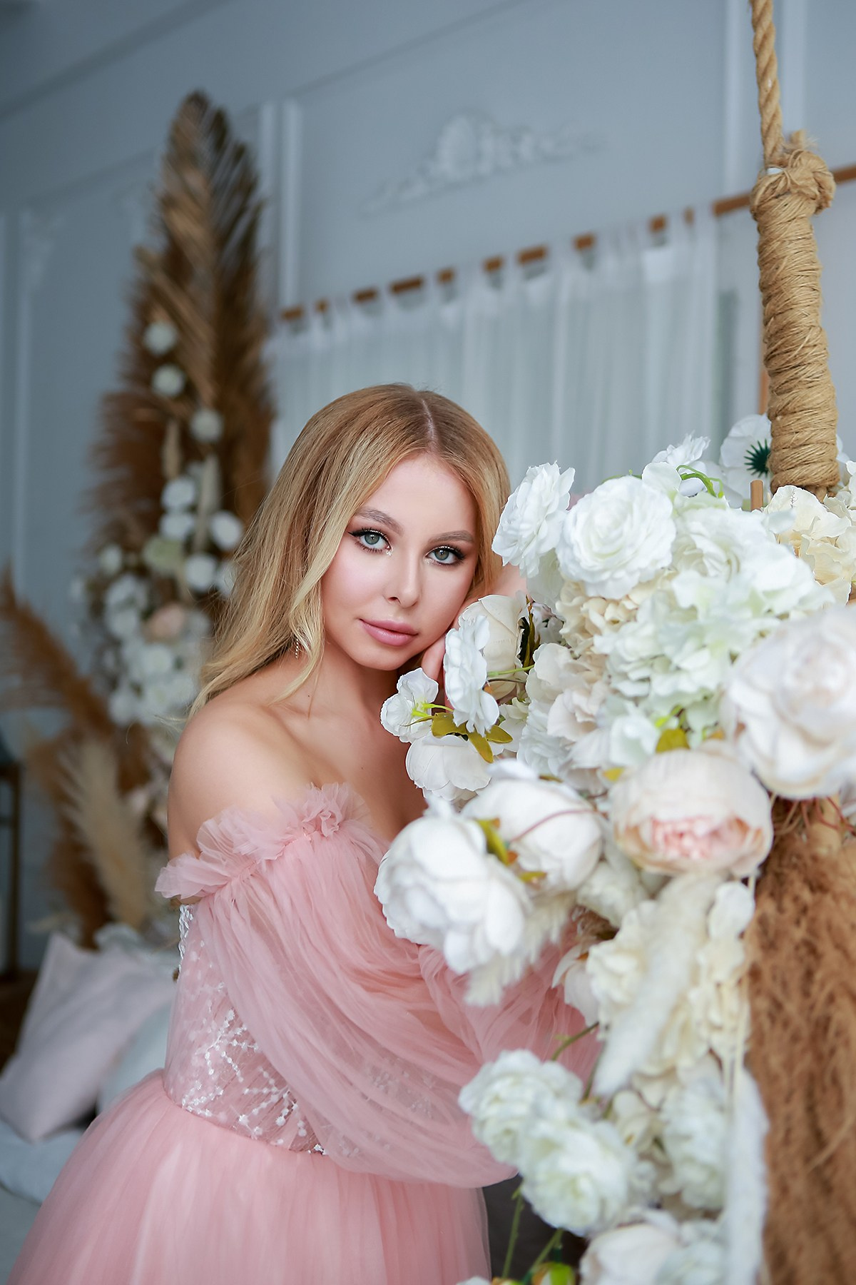 Портретная фотосессия в весенней фотостудии с цветами. Семейный и детский фотограф в Москве Мария Быкова