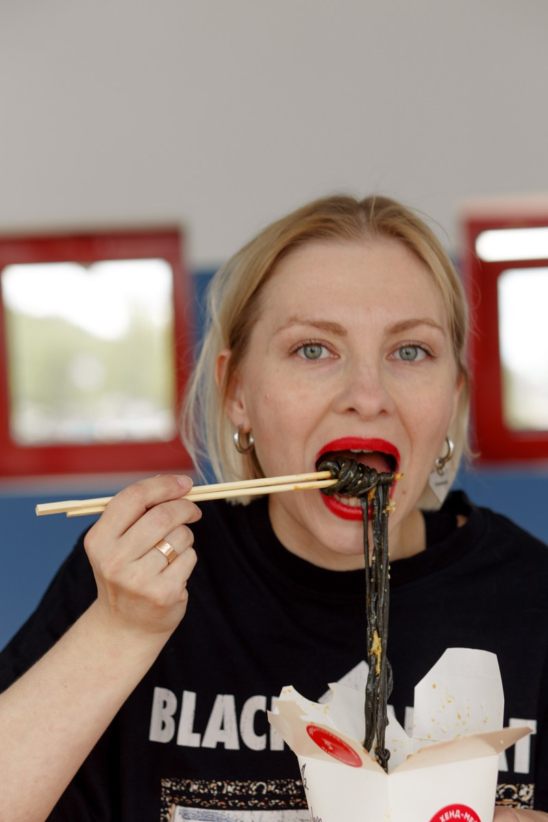 Лавстори с лапшой и жёлтым ангаром. Свадебный и семейный фотограф в Нижнем Новгороде и Москве