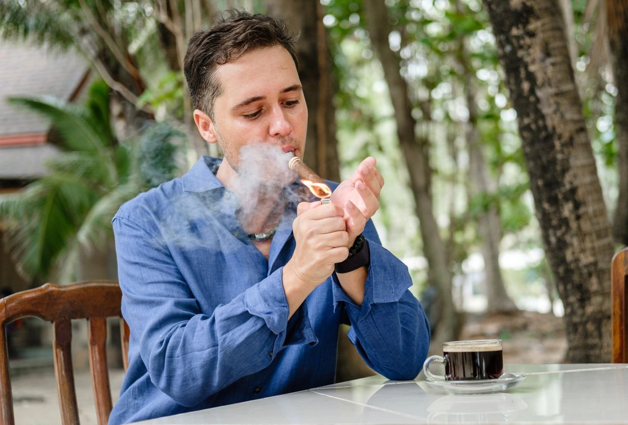 Мужская фотосессия Пхукет фотограф брутальная мужественная пляж Ката Карон Найхар Сурин Панва Майкао Бонгтаю идея место образ позы пример фото  заказать цена стоимость описание забронировать бизнес портрет кофе сигара курит