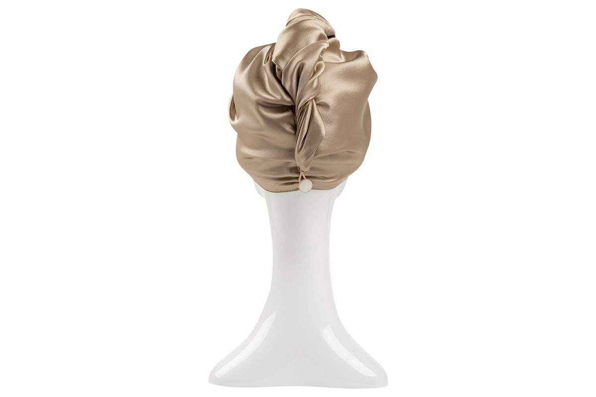 Полотенце для головы на манекене на белом фоне золотое