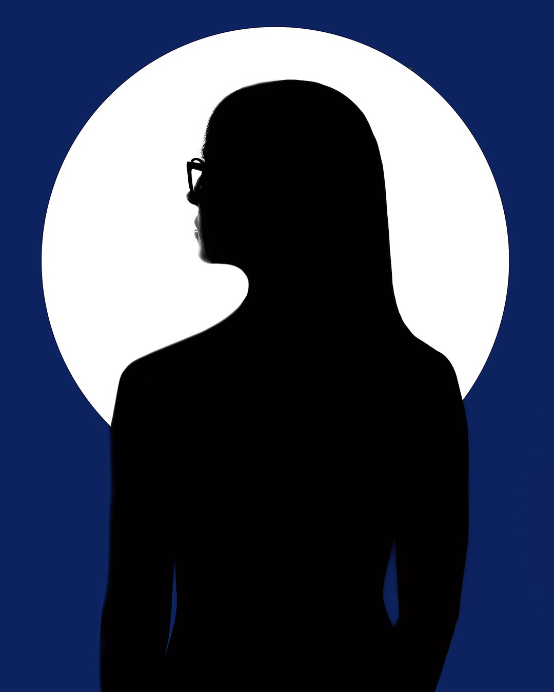 Силуэтная съемка девушки с маской гобо имитация луны