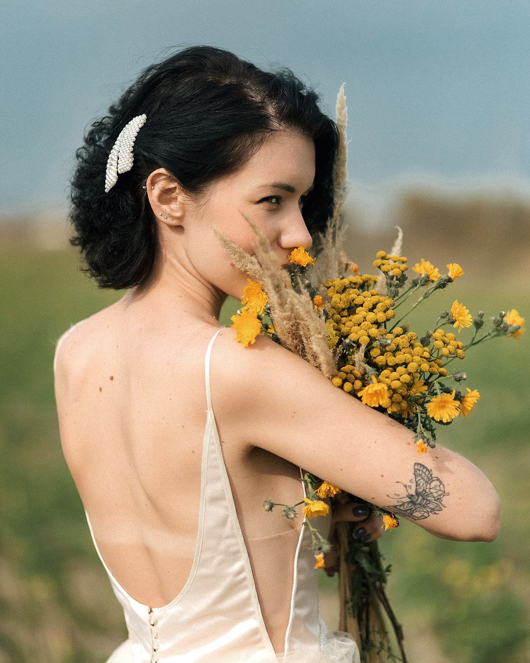 Фотосессия невесты с цветами в поле Казань, молодая девушка в белом платье и с цветами в поле