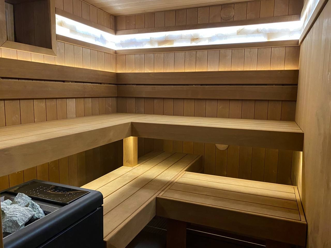 Сауна в Коростово из термоольхи с белоснежными линиями гималайской соли. Ширина доски в 135 мм придает небольшому помещению массивность. SaunaTopMasters
