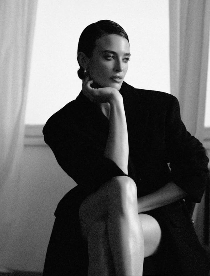 Портрет в стиле минимализм на белом фоне в Москве, естественная красота