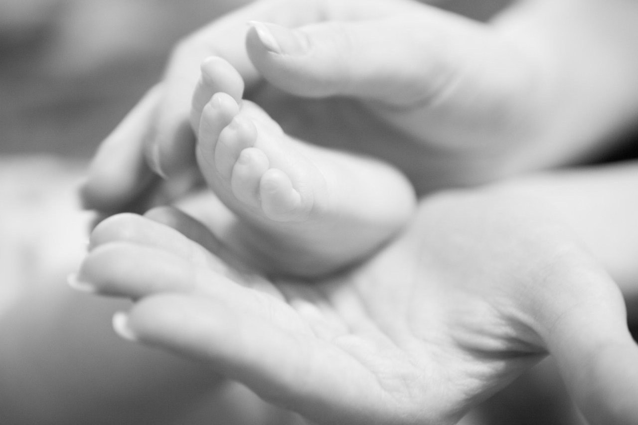 Ножка ангелочка в кадре на семейной фотосессии, просто чудо