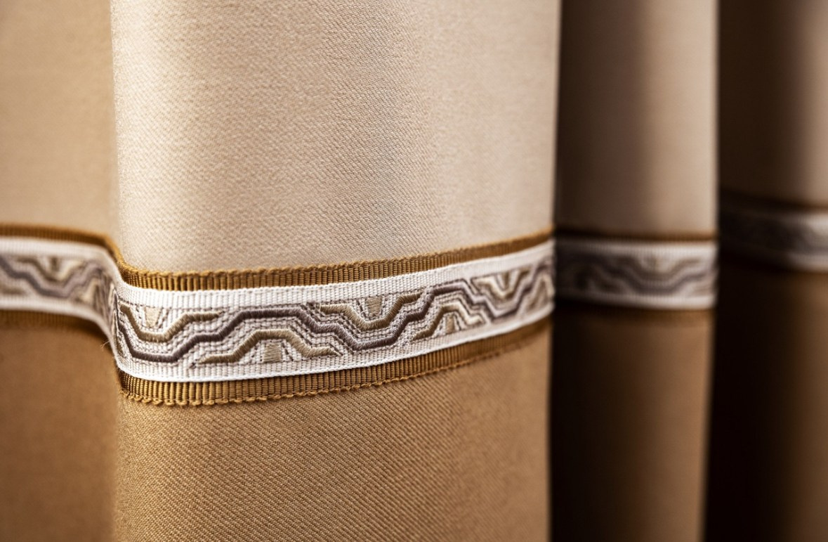 Тюль и декоративные подушки в комплекте с шторами