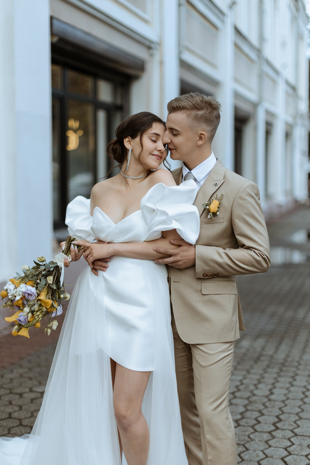  Влюбленные молодожены в парке Толбухина