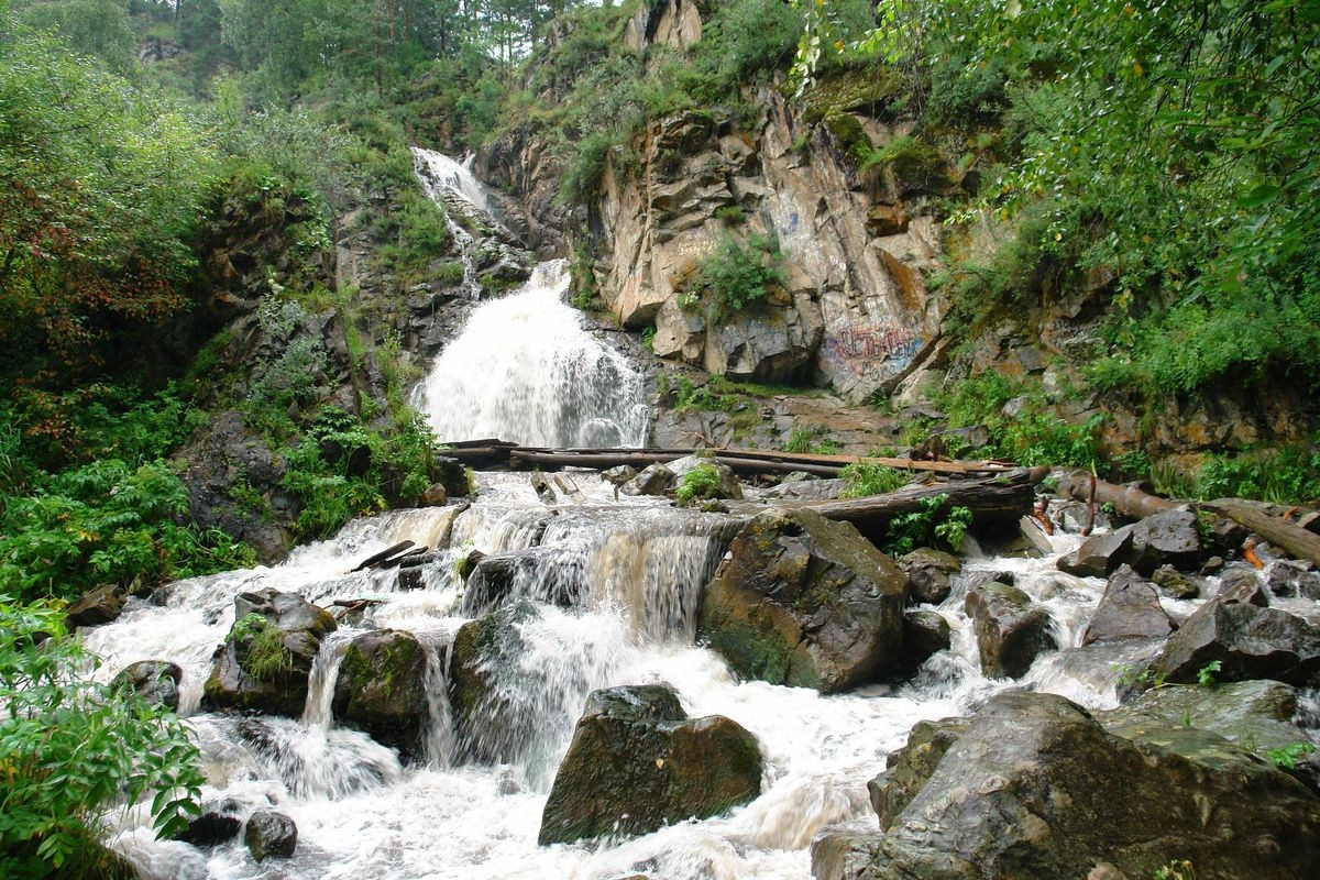 Водопад Камышлинский. Домик на опушке леса