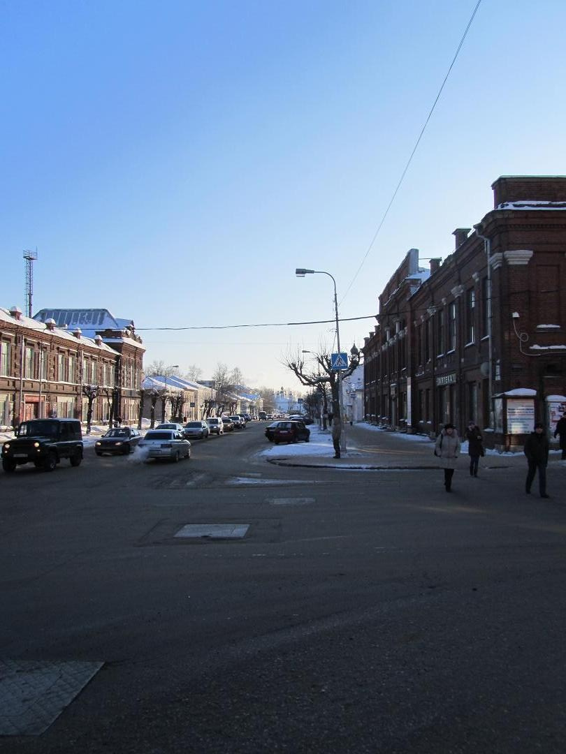 Филармония (справа) и художественный музей