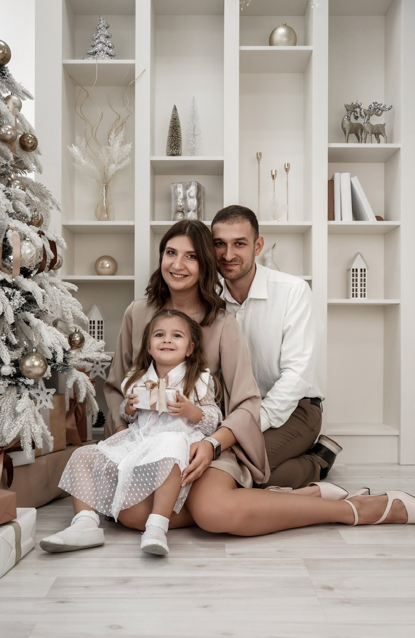 Семейный фотограф в Батайске и Ростове-на-Дону. Новогодняя фотосессия в студии Белый кролик. Свадебный фотограф в Ростове-на-Дону. Таинство Крещения и Венчания, семейные фотосессии. Алёна Чёботова