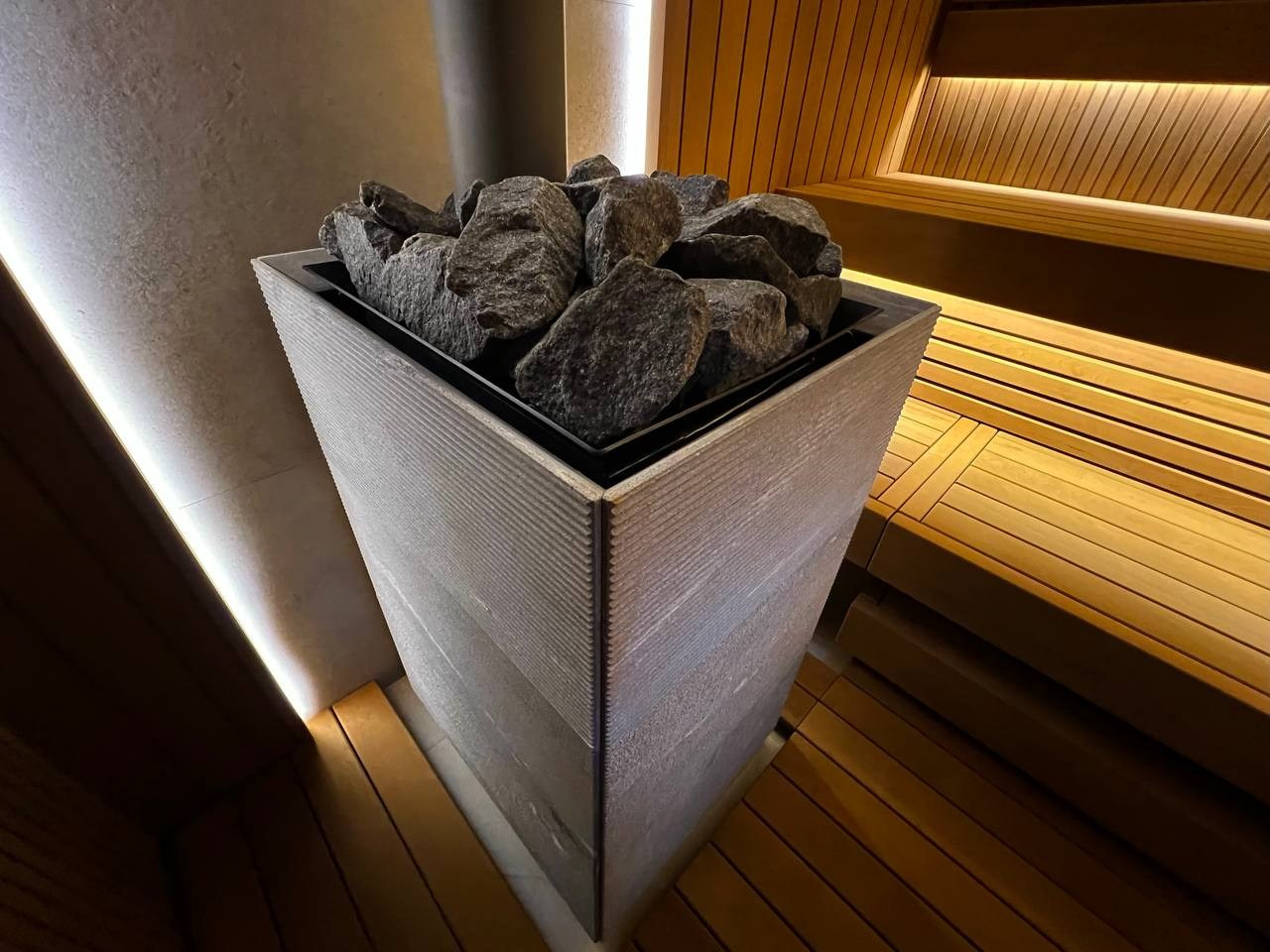 Если очень захотеть- можно найти и установить каменку Tulikivi и вокруг неё собрать отличную парную по дизайн- проекту MBsaun. SaunaTopMasters