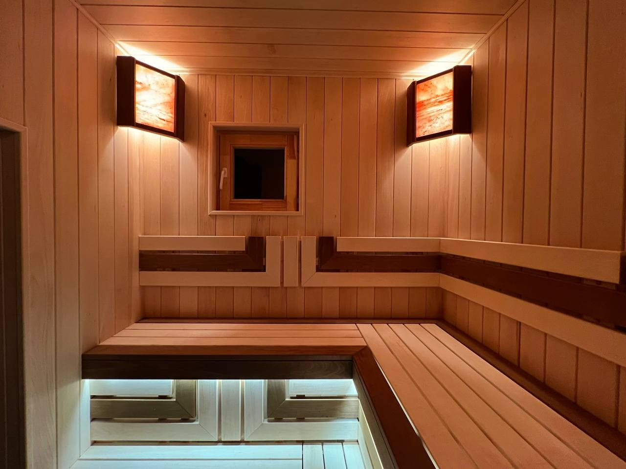 Баня в Грузино — сочетание липы и термоосины в свете диодов и солевых ламп, строгие линии и тёплая атмосфера. SaunaTopMasters