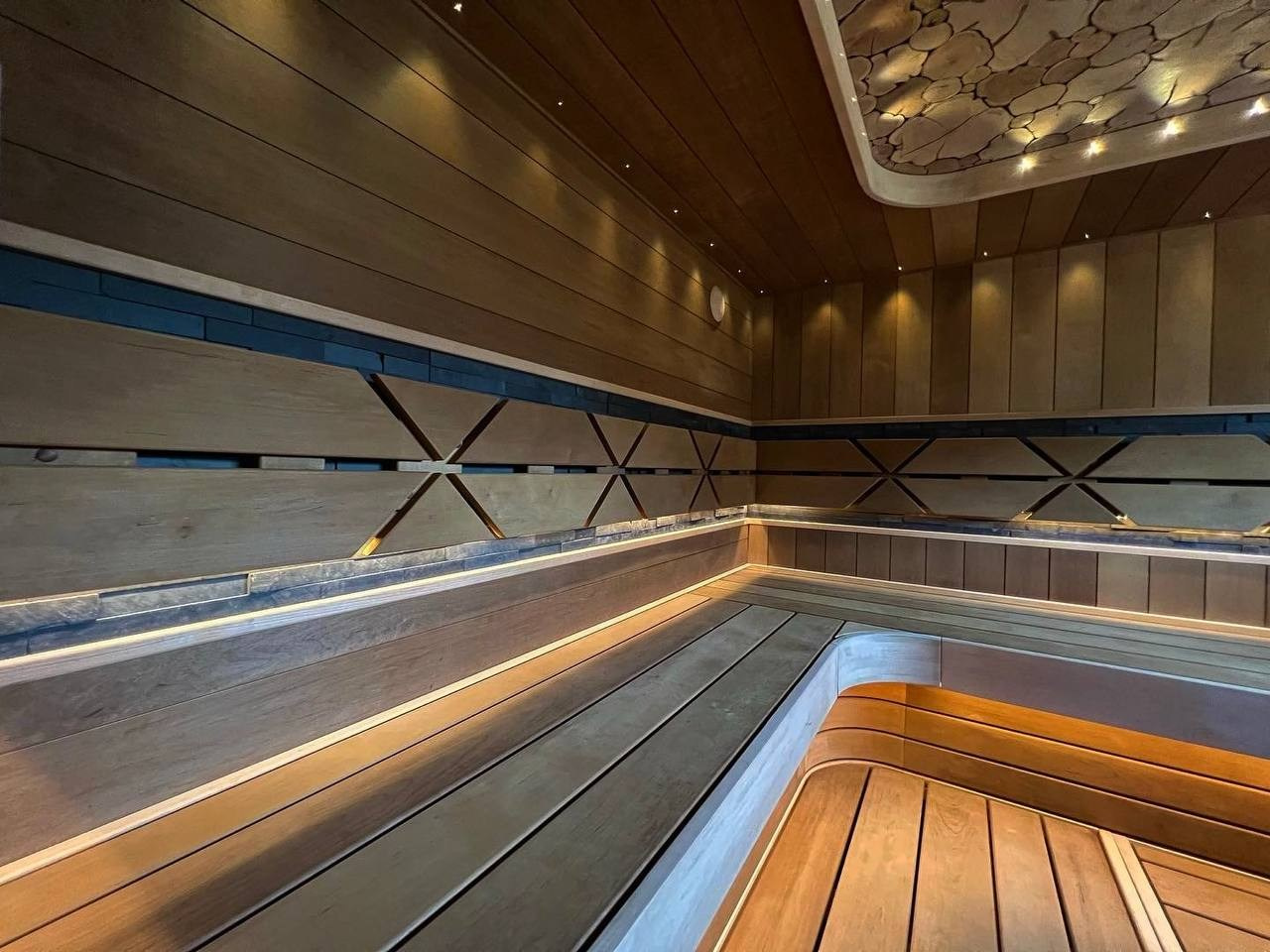 Эстетика пара в Касимово: термоольха, резьба, Helo-термос, радиальные акценты, можжевельник и оптоволоконный свет. SaunaTopMasters