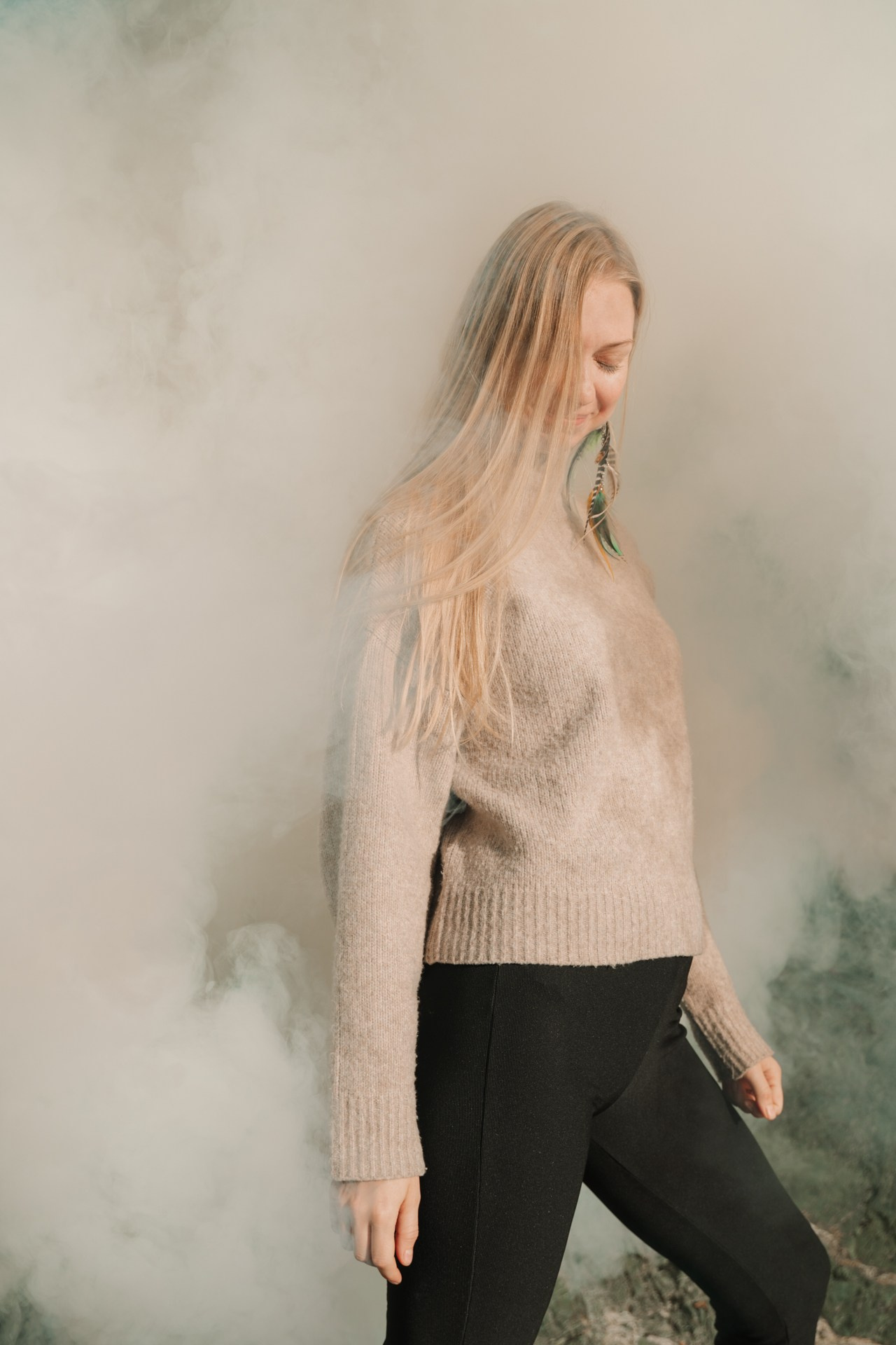 Снимок девушки на фоне дыма