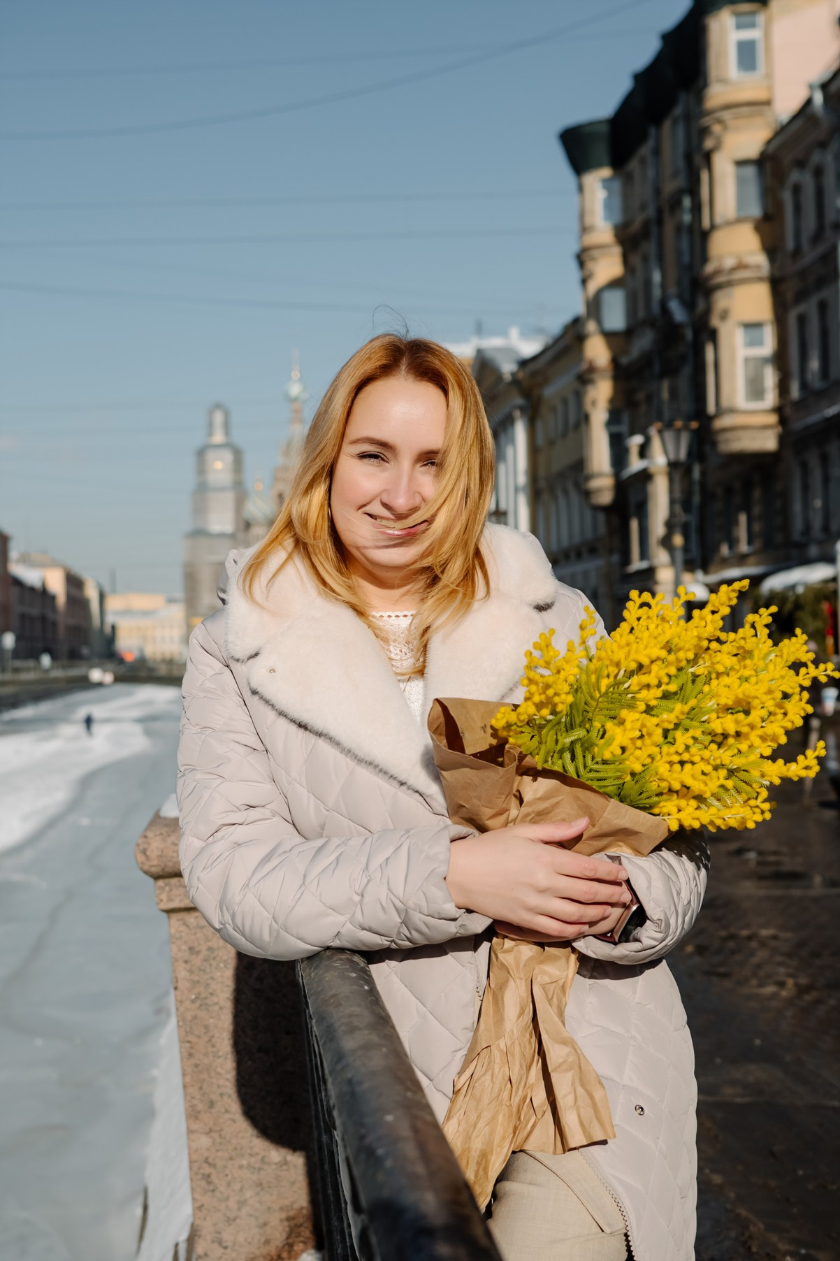 Прогулка с цветами по улицам и каналам. Свадебный и семейный фотограф в Санкт-Петербурге Елена Худякова