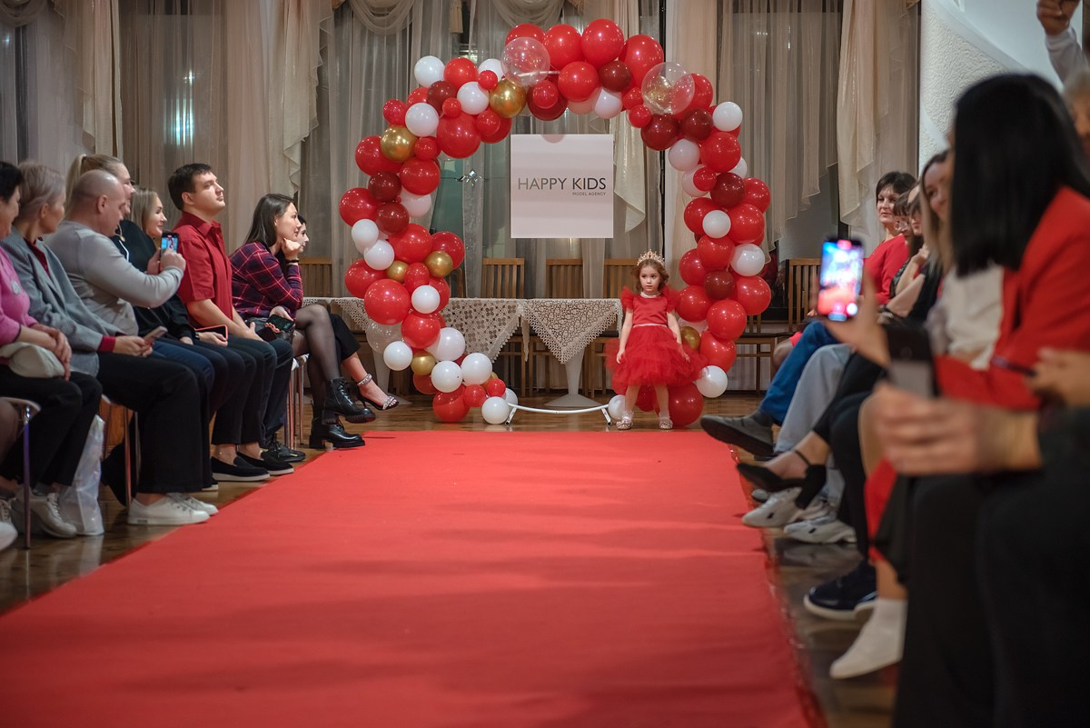 Выпускной в детской школе моделей HAPPYkids 2024. Семейный и коммерческий фотограф в Сочи Александр Бодунов