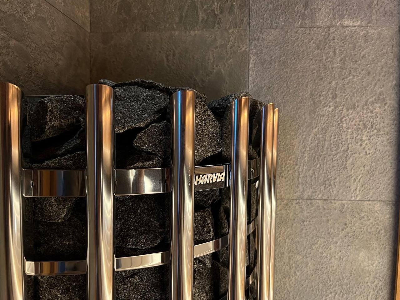 Просторная сауна в Киришах: термоосина, абаши, термоабаши, разные сценарии освещения и панорамная входная группа. SaunaTopMasters