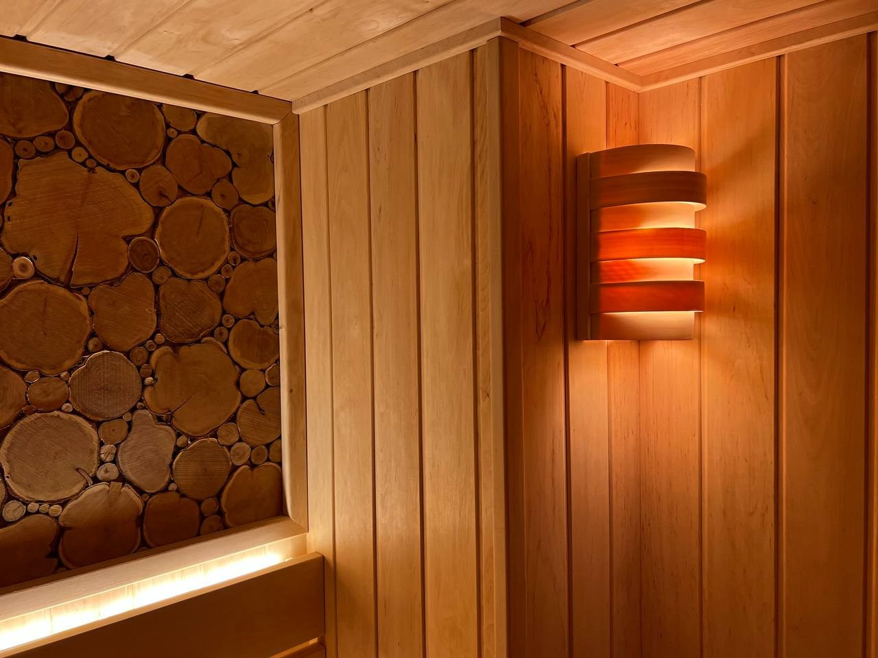 Уютная сауна на Петроградке из белорусской ольхи с можжевеловым панно, винтажными светильниками и паром от Harvia Cilindro. SaunaTopMasters