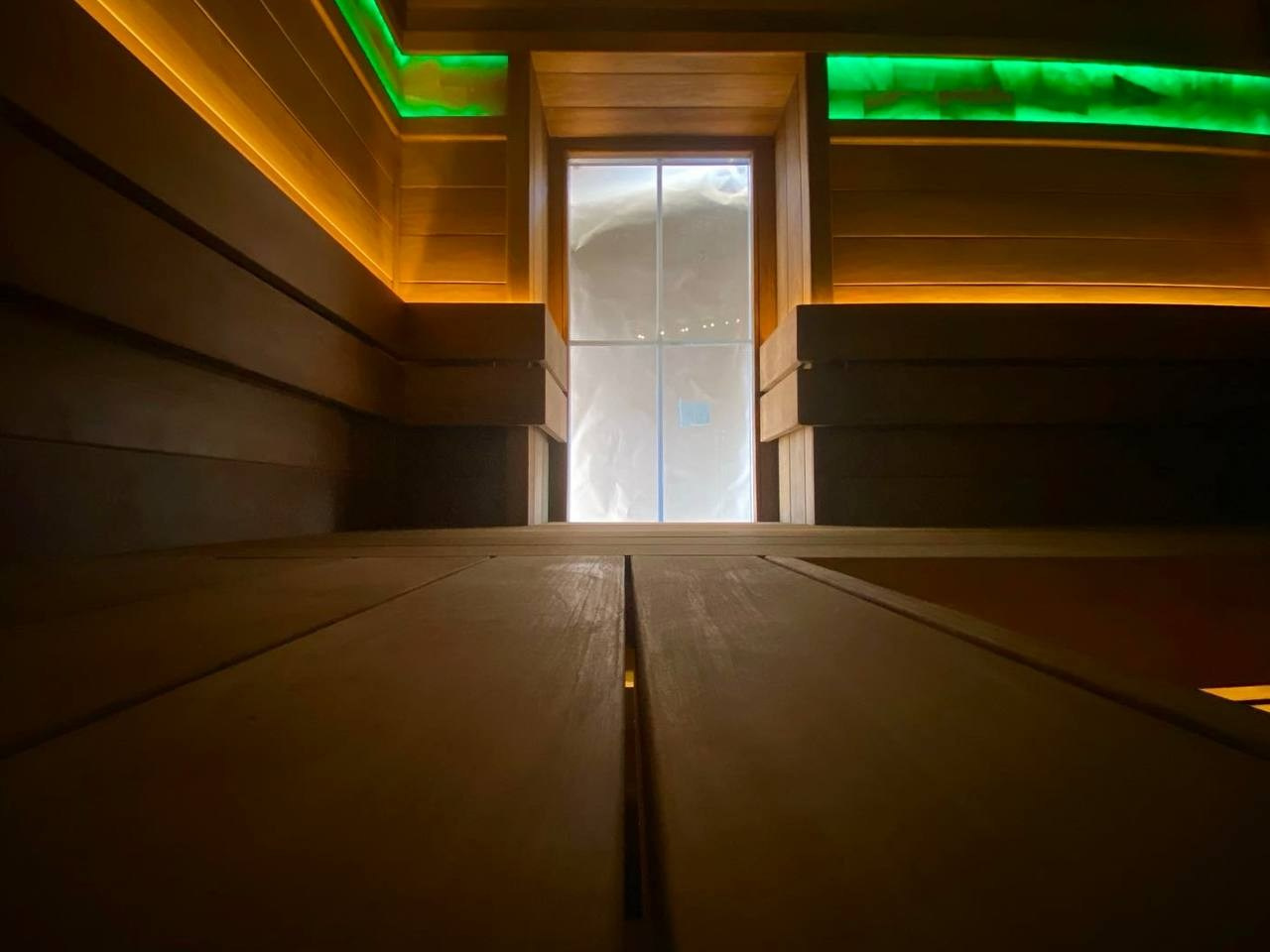 Парная «Цвет настроения» в Семкино: термоольха, солевые линии с RGB, можжевельник с оптоволокном и автоподача воды — пар без компромиссов. SaunaTopMasters