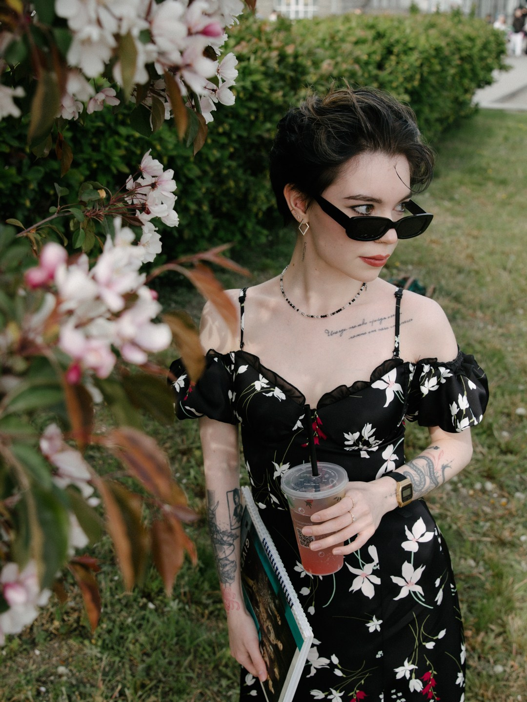 Портрет Насти и цветущей вишни. Фотограф Настя Булочка Екатеринубрг