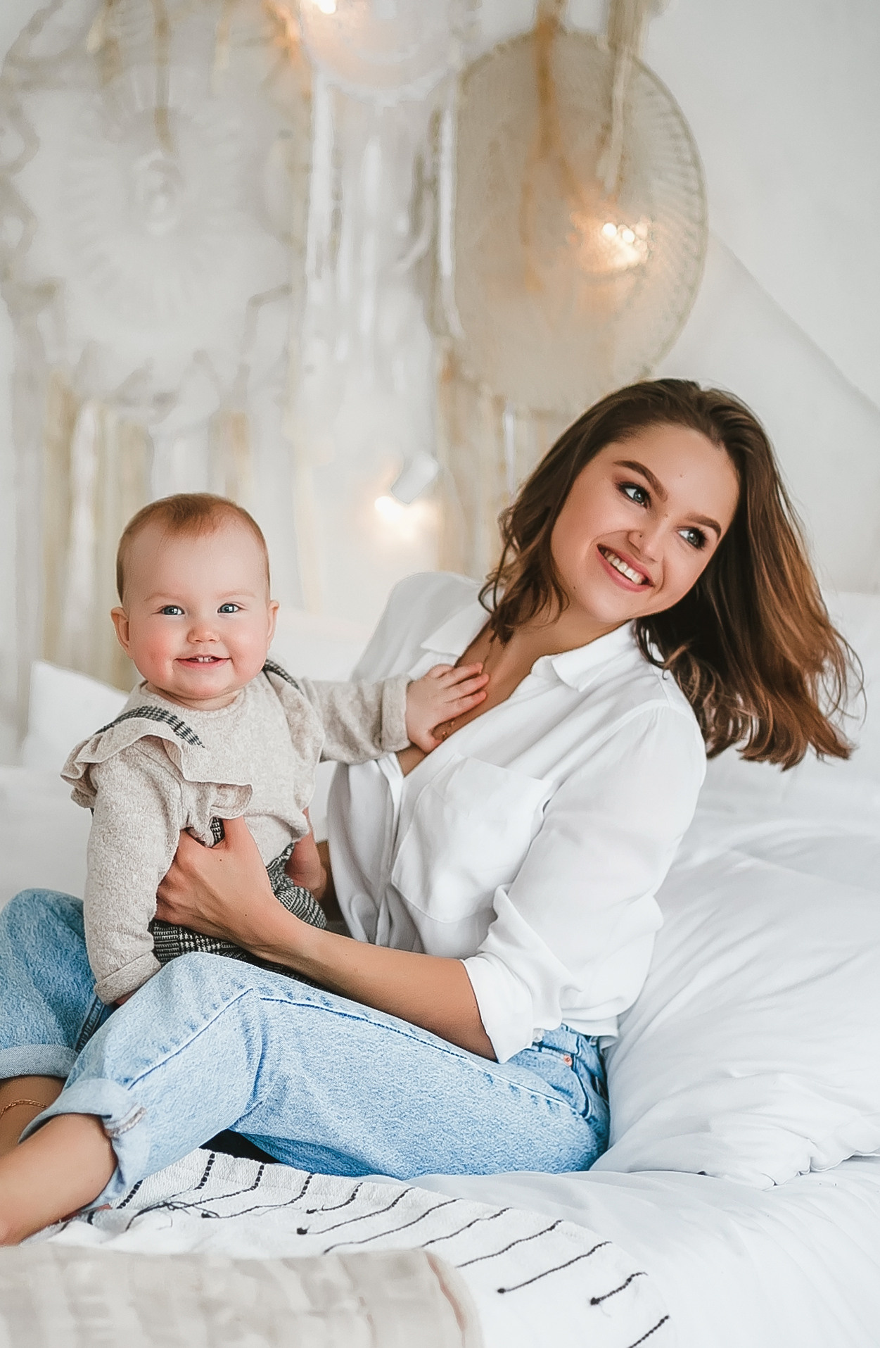 Новогодняя семейная фотосессия в студии возле елки с огоньками мама с дочкой