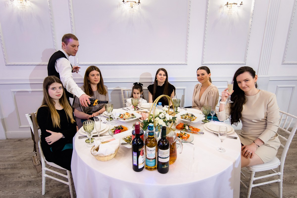 Гости за круглым столом в ресторане Санкт-Петербурга