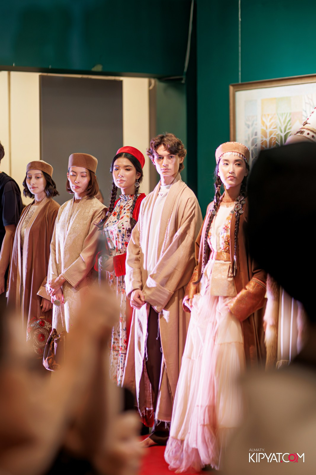 FASHION ПОКАЗ, КАЗАХСКОЙ НАЦИОНАЛЬНОЙ ОДЕЖДЫ. КИПЯТКОМ АЛМАТЫ!