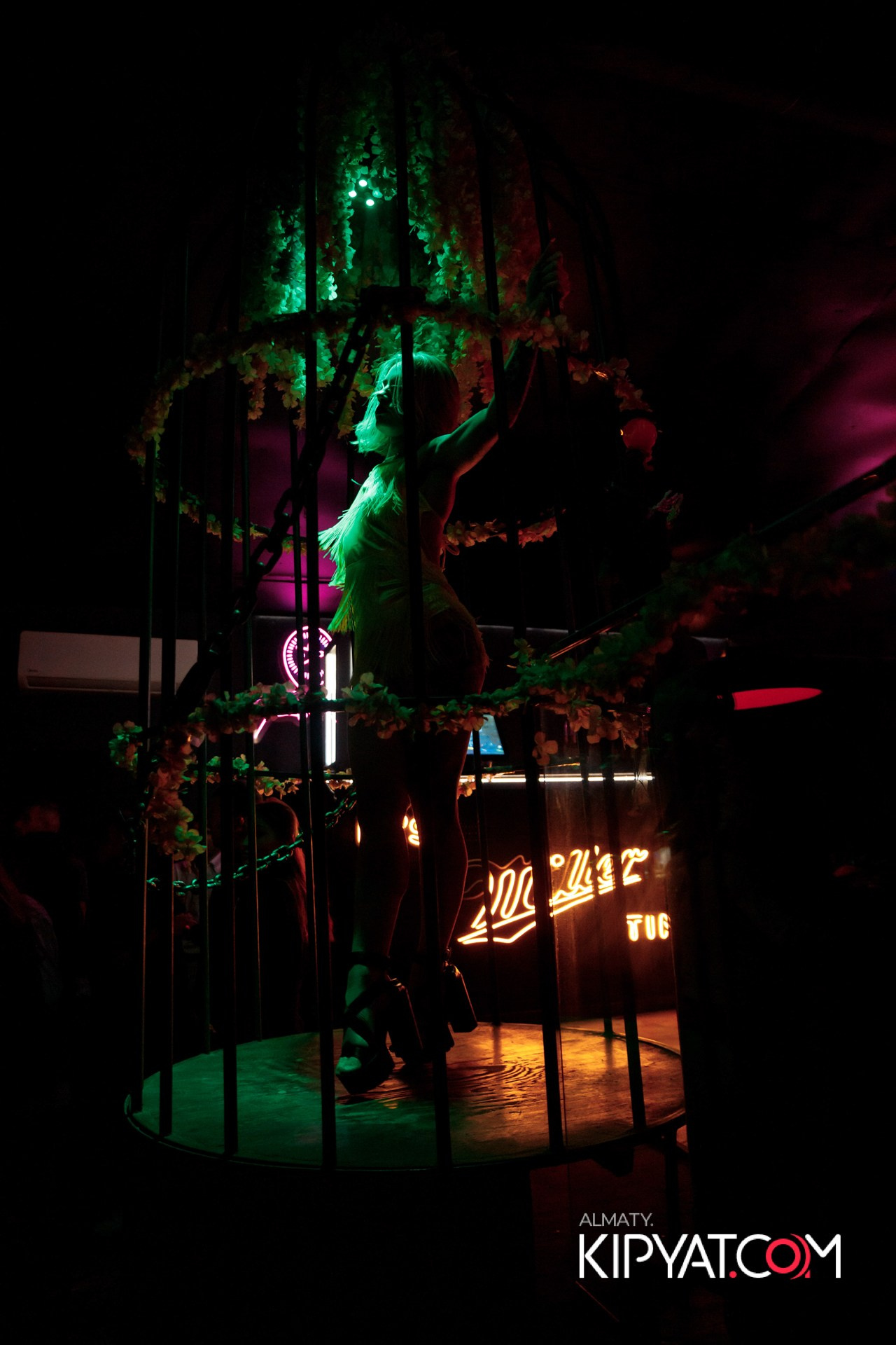 UYAT EMES BAR. КИПЯТКОМ АЛМАТЫ!