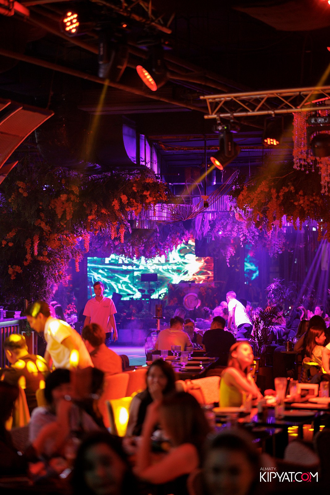 FRIENDS BAR & TERRACE. КИПЯТКОМ АЛМАТЫ! Фотосъемка мероприятий в Алматы