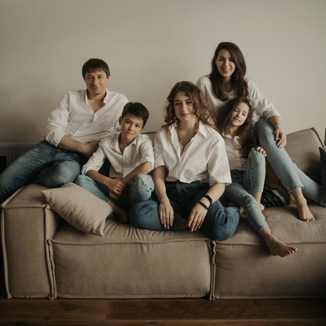 Семейная фотосессия в студии. Фотограф в Иркутске Кристина Телегина