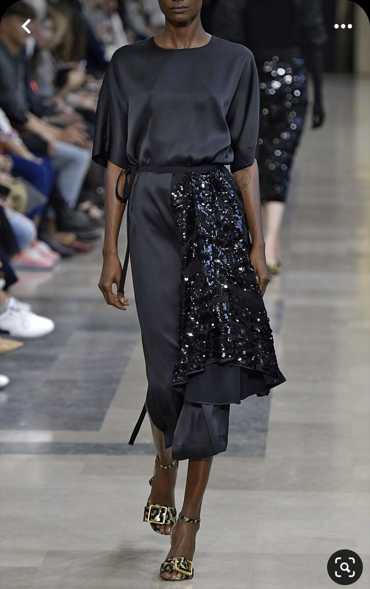 Стильный новогодний образ 2026 для женщин, женские образы на Новый год 2026. elegantnyj-obraz-Lakonichnoe-chernoe-shelkovoe-plate.