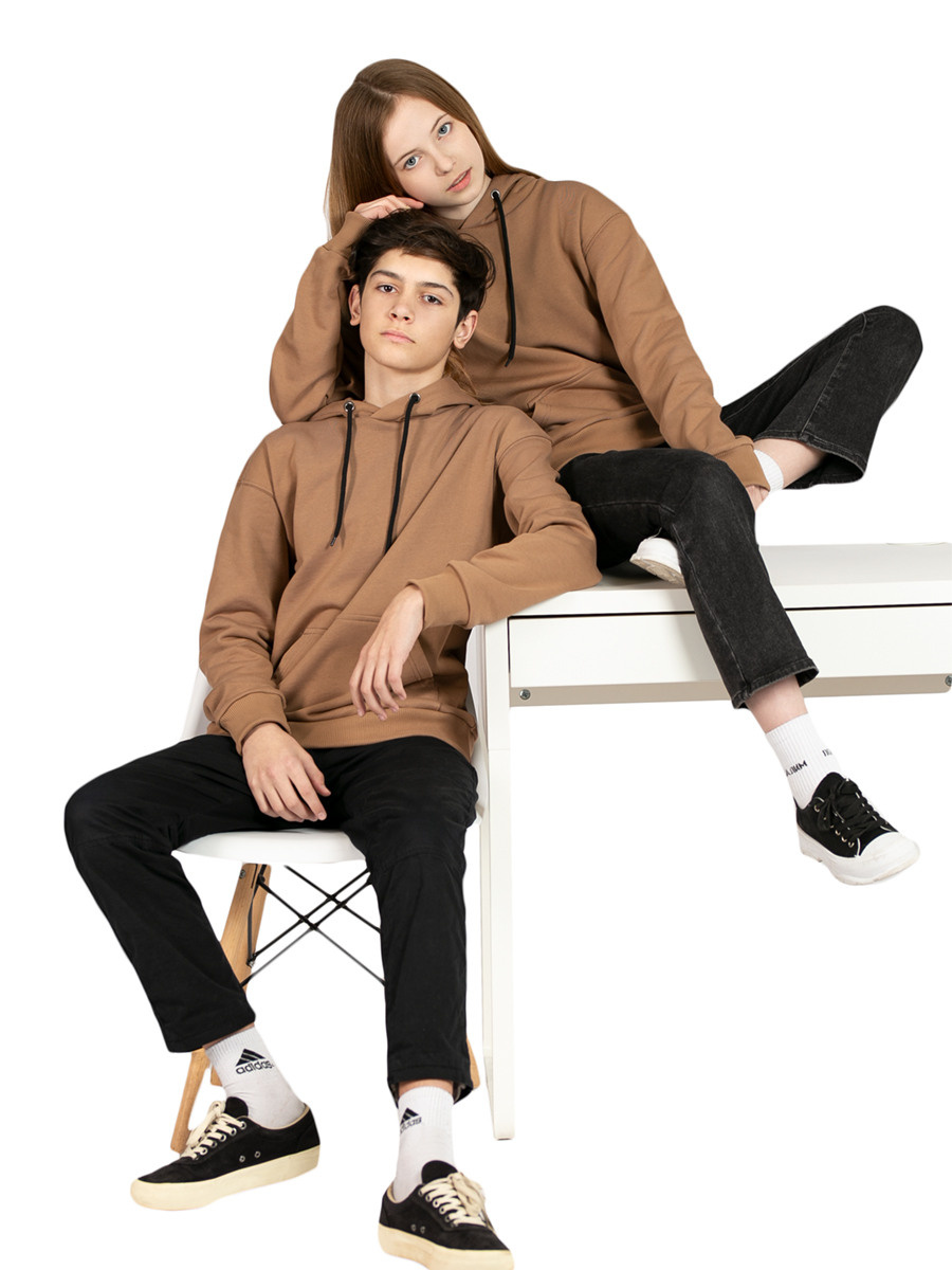 Детская одежда на белом фоне для wildberries, с моделью. Предметная, рекламная фотосъёмка в Орле. Предметный фотограф в Орле